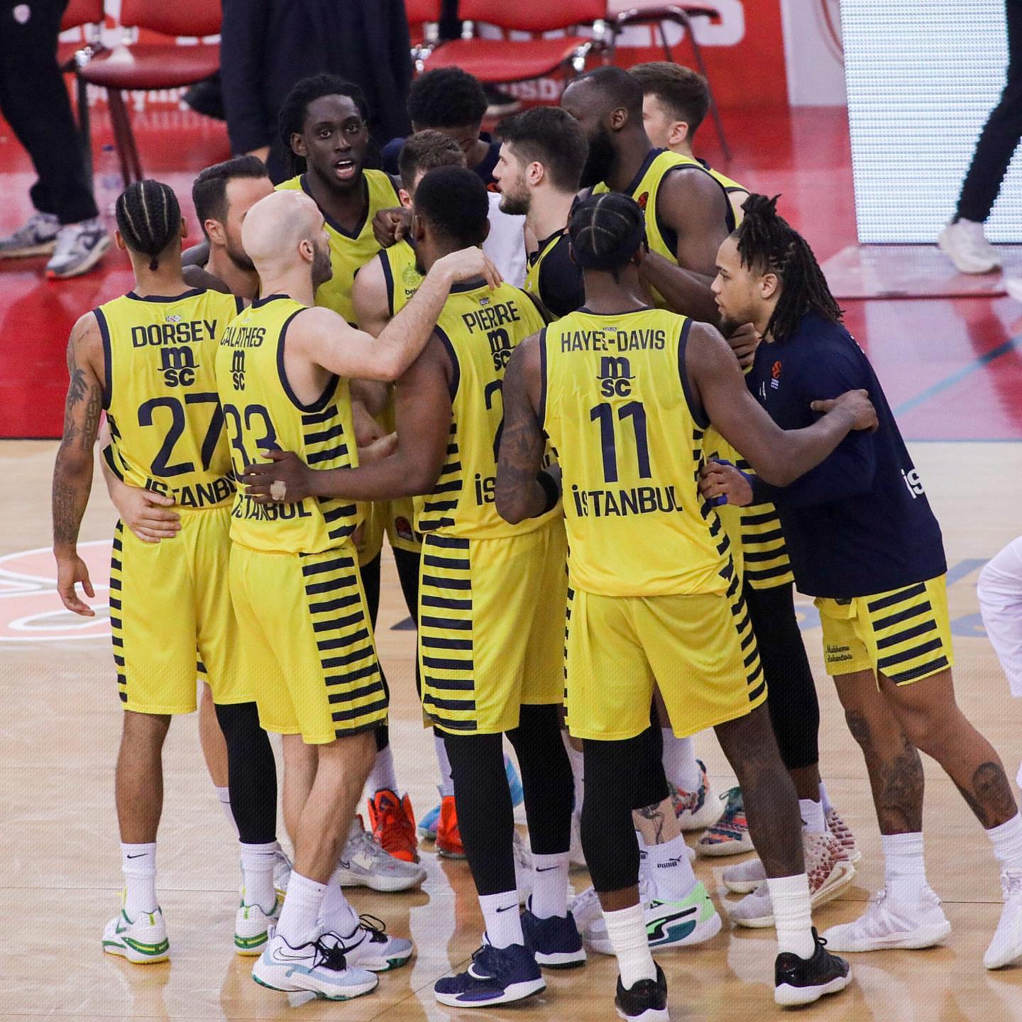 欧文突破防守助攻制胜（欧文穿透防线送出致胜助攻）