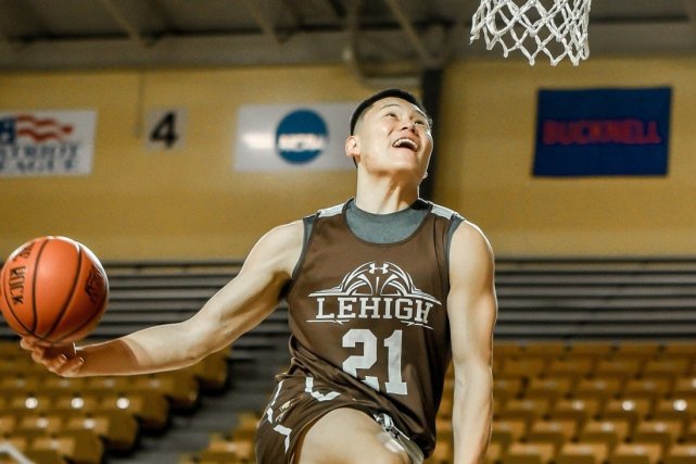 洛杉矶快船以131-116击败黄蜂，哈登55分创队史新高，成为NBA第四位得分超55分的球员，表现惊艳。（哈登55分创快船队史纪录，快船131-116擒黄蜂，成NBA55+得分第四人）