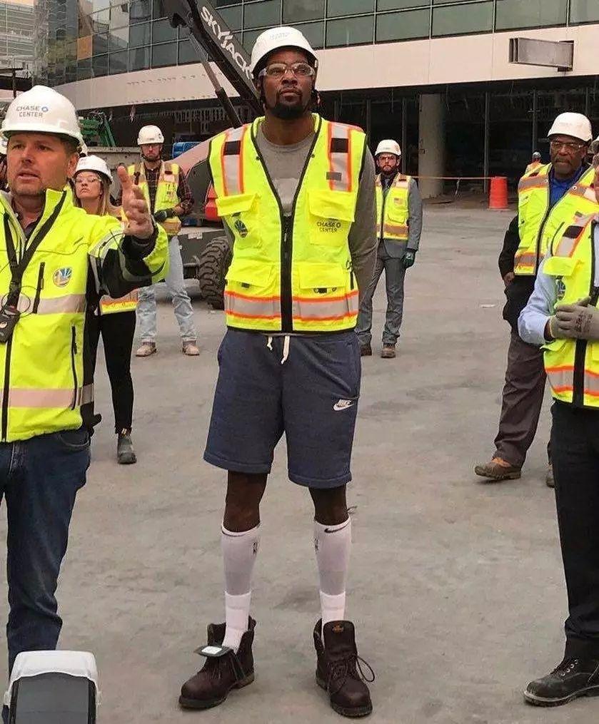 世体：巴萨希望今天收到市政府消息，在对毕包时回归诺坎普（世体：巴萨盼今日获市府回复，力争对阵毕包时重返诺坎普）