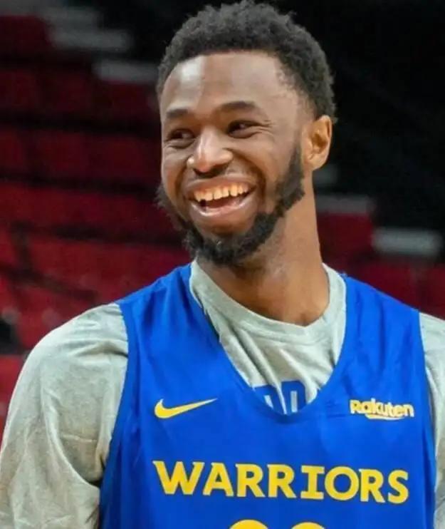 足球国足热身赛表现积极，主帅称进步肉眼可见（国足热身赛表现向好，主帅直言进步一目了然）